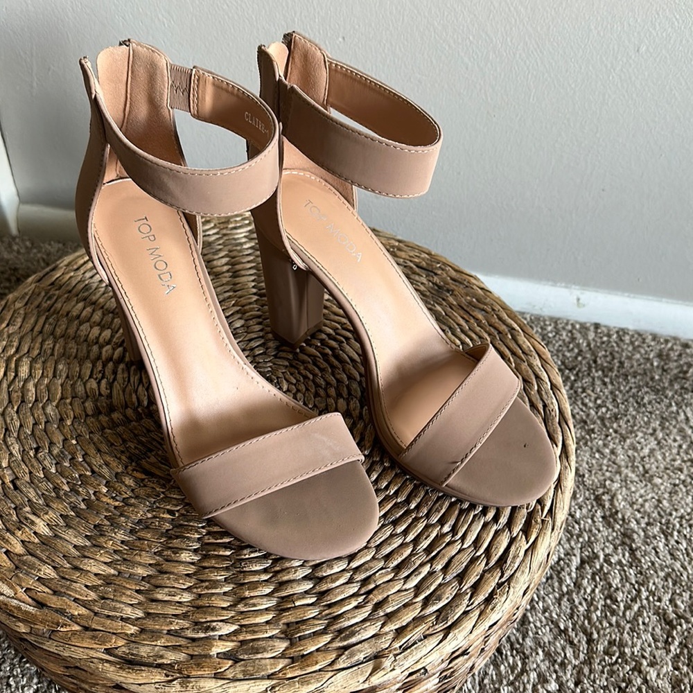 TOP moda nude strappy heels in size 7.5